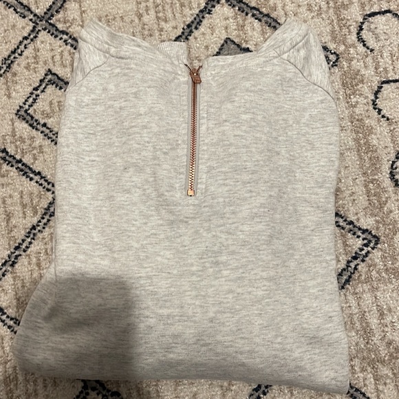 Long sleeve gray sweatshirt - Picture 2 of 2